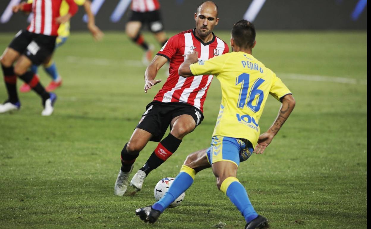 Unai Medina, que se ha estranado como titular, en un lance del partido