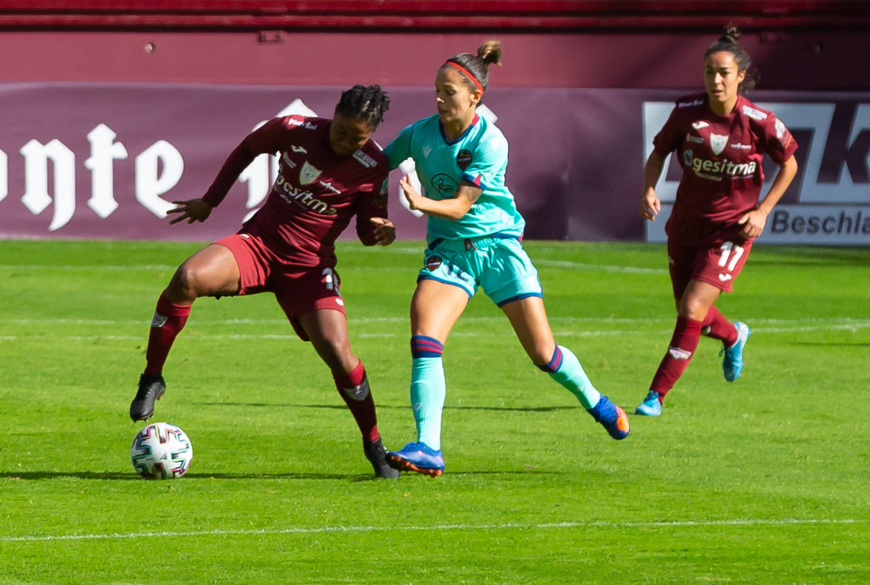 Las riojanas abrieron la Primera Iberdrola en Las Gaunas perdiendo ante el Levante