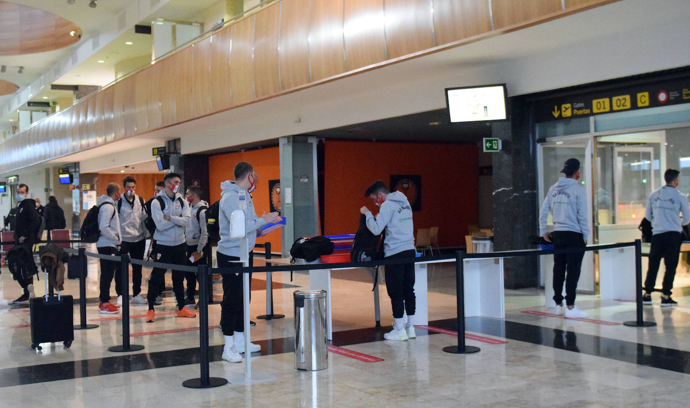 La expedición blanquirroja ha partido esta mañana desde el aeropuerto riojano rumbo a Gran Canaria