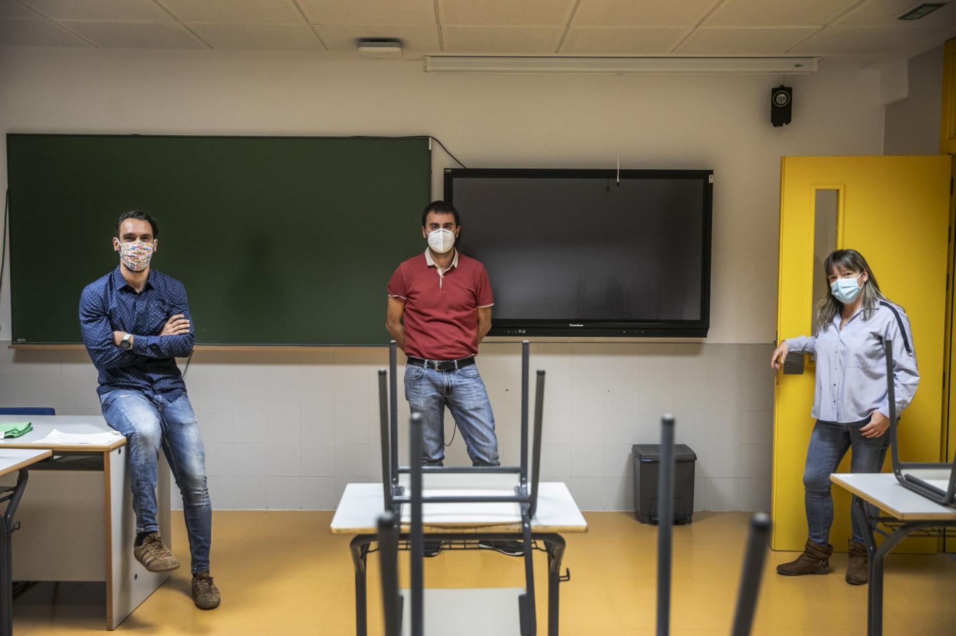 Docentes. César Crespo, Antonio Oca y Ana Arancón posan en una de las aulas del IES Comercio. 