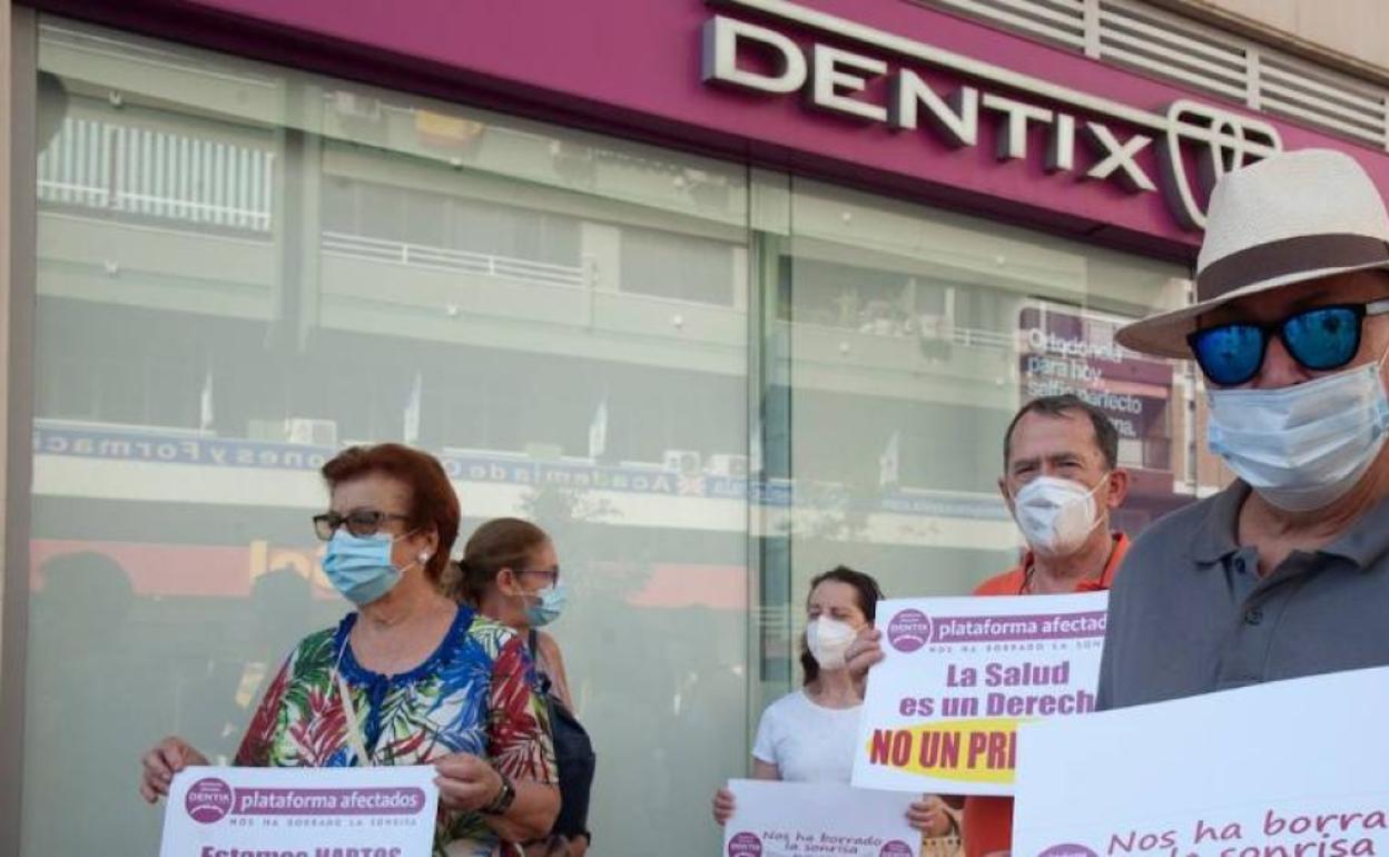 Pacientes de Dentix en una protesta en Málaga.