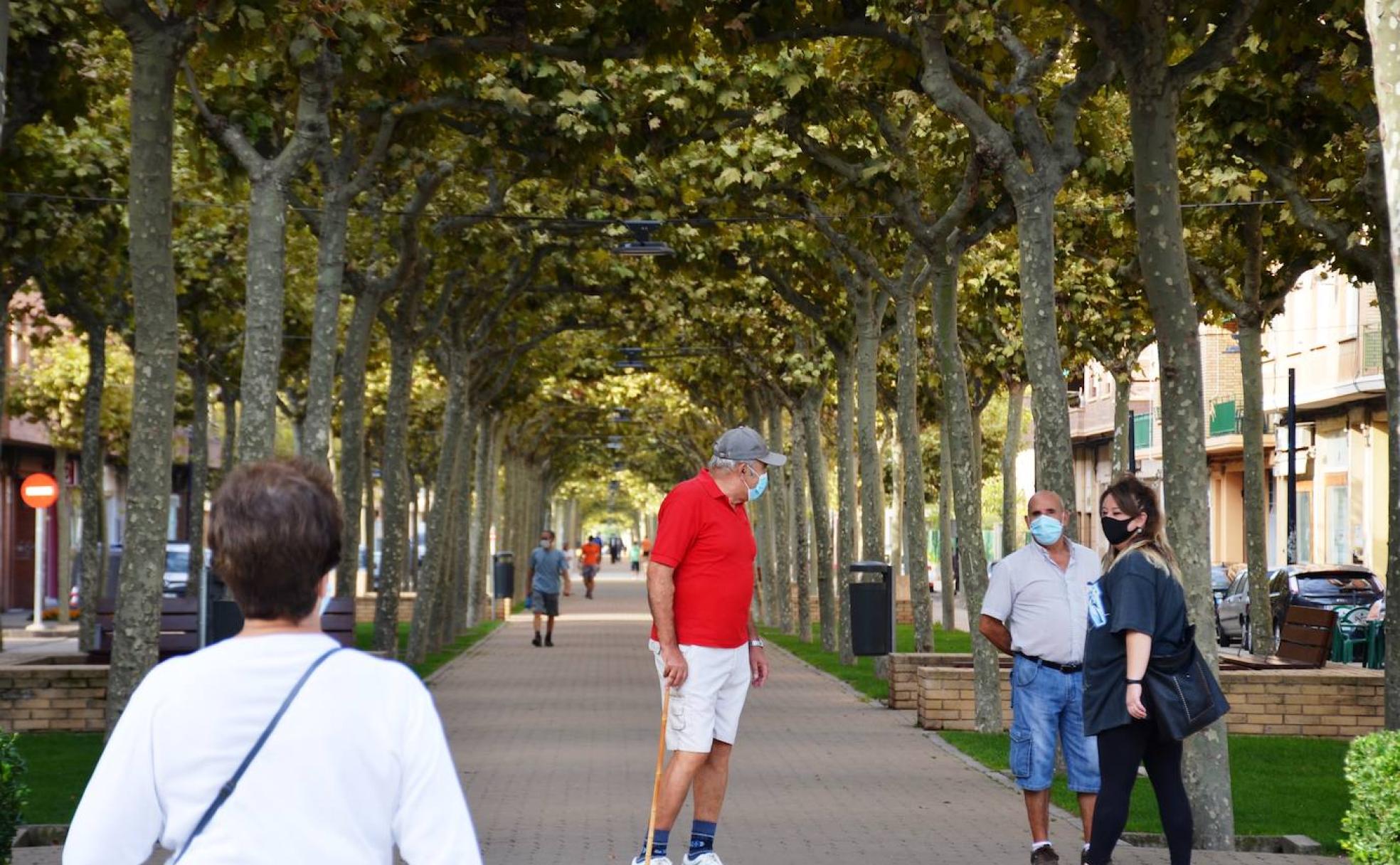 Gente paseando en una calle de Calahorra. 