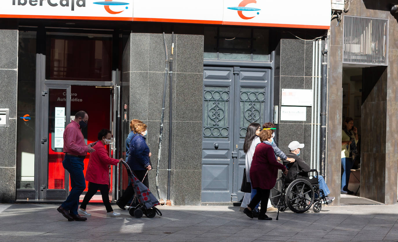 Aunque con cuidado, los ciudadanos vuelven a la normalidad