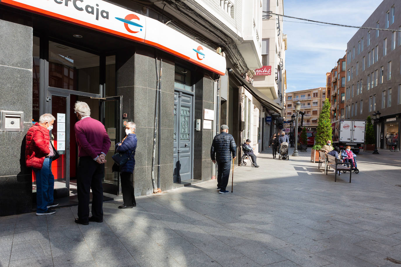 Aunque con cuidado, los ciudadanos vuelven a la normalidad