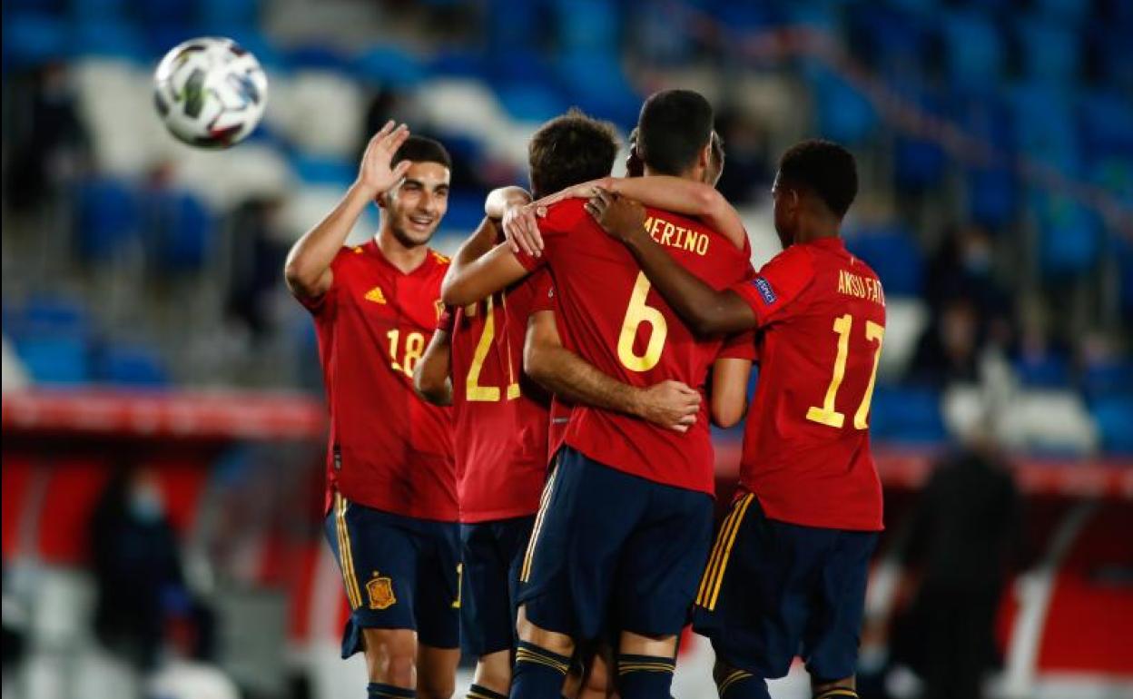 Piña de los jugadores españaoles tras el gol de Mikel Oyarzabal ante Suiza. 