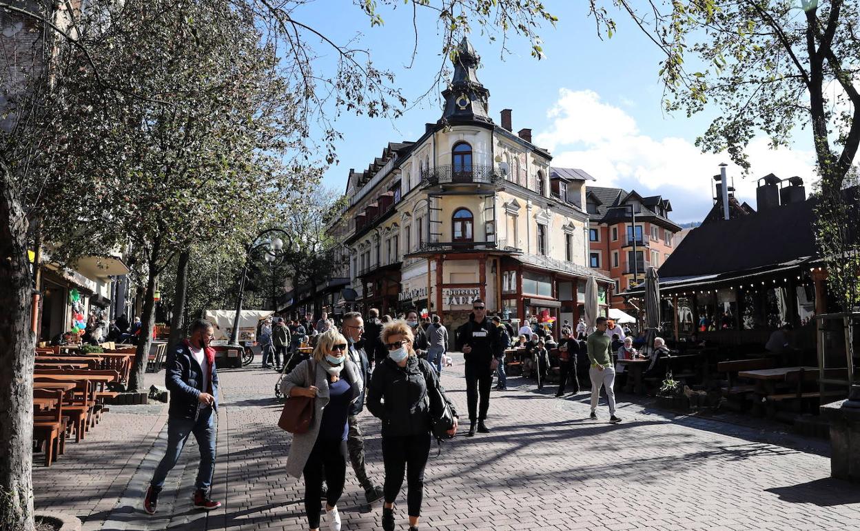 El buen tiempo reinante en el norte de Europa ha hecho más difícil el confinamiento en Polonia y ciudades como Zakopane han visto sus calles llenas. 