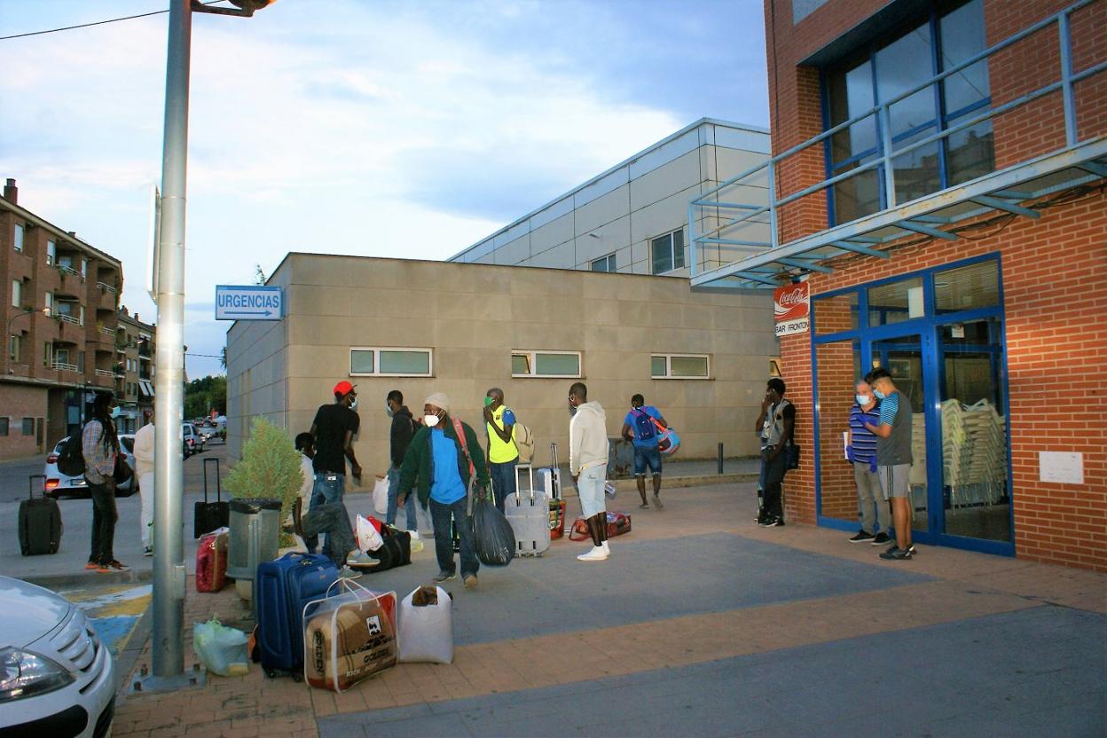 Primer día de apertura del albergue, momentos antes de acceder al mismo. 