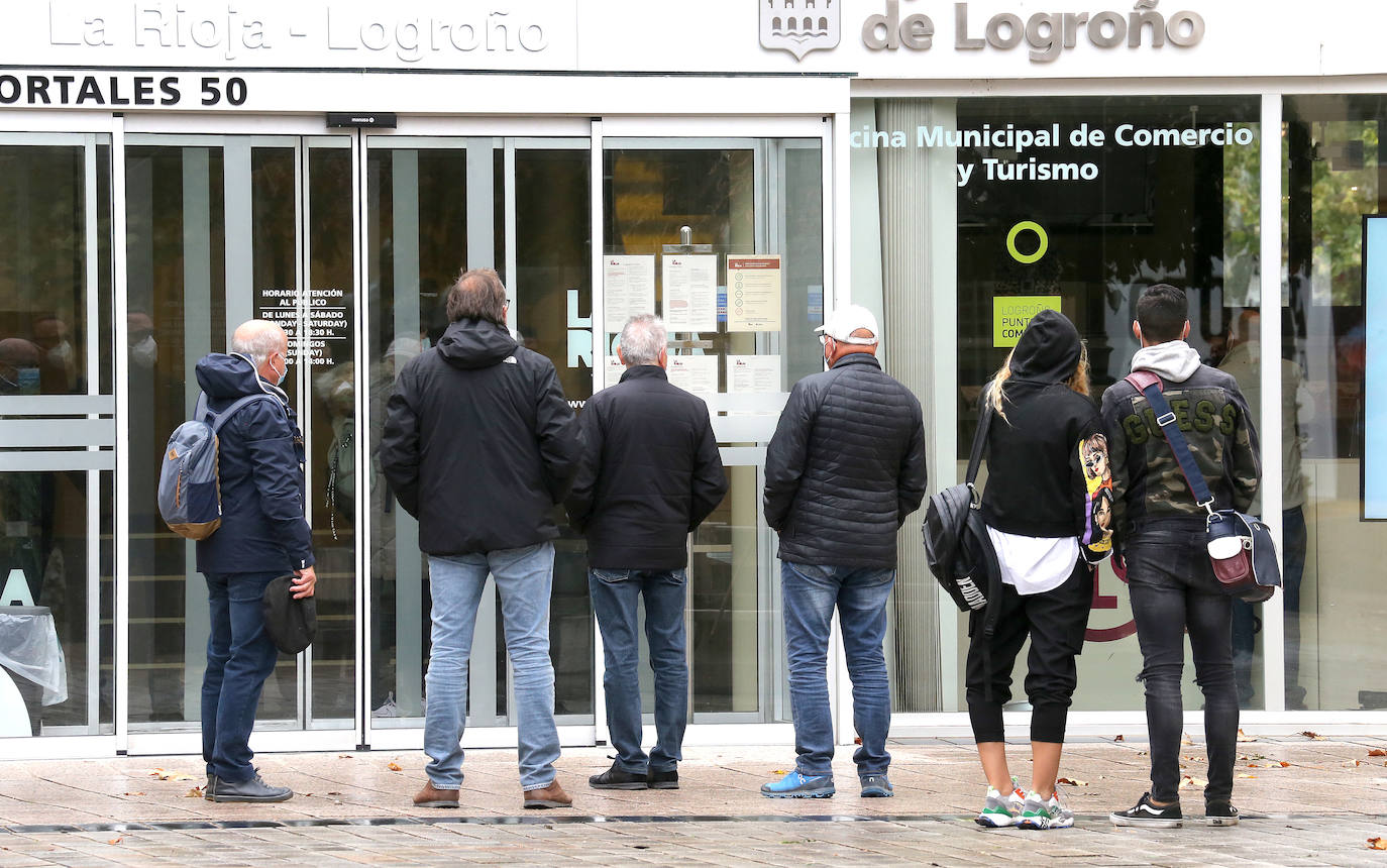 Paciente que acude a su centro de salud para ponerse la vacuna contra la gripe.