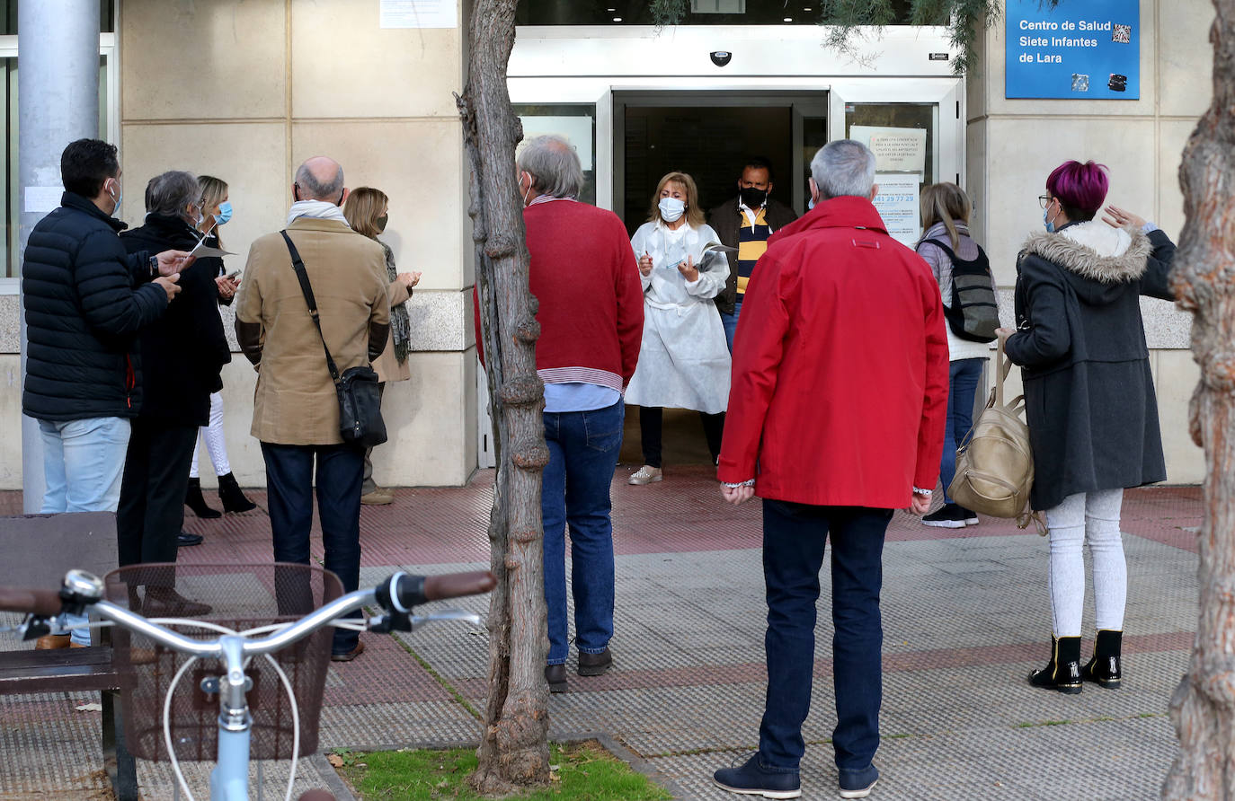Paciente que acude a su centro de salud para ponerse la vacuna contra la gripe.
