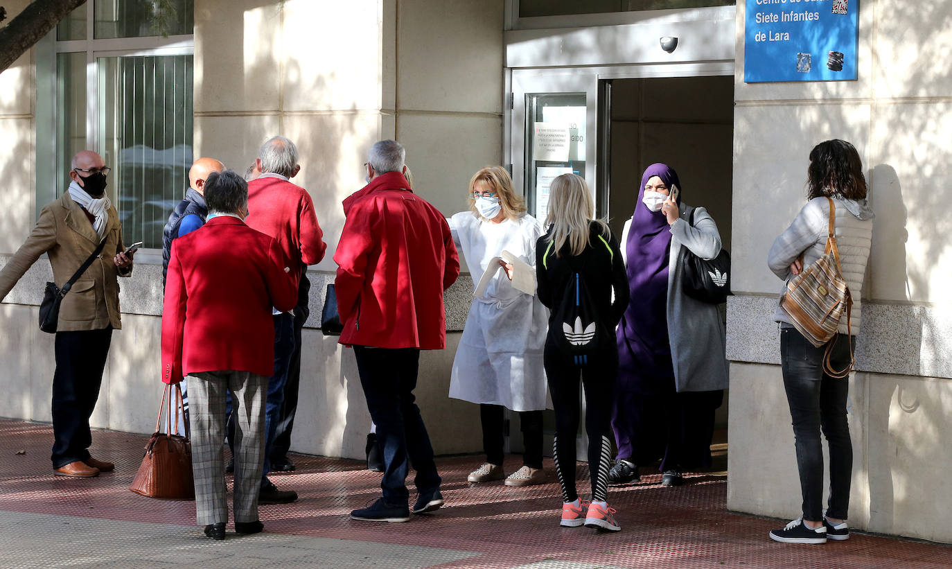 Paciente que acude a su centro de salud para ponerse la vacuna contra la gripe.