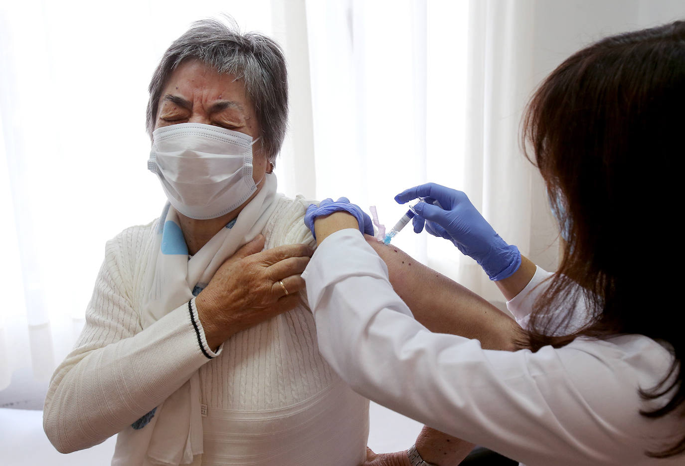 Paciente que acude a su centro de salud para ponerse la vacuna contra la gripe.