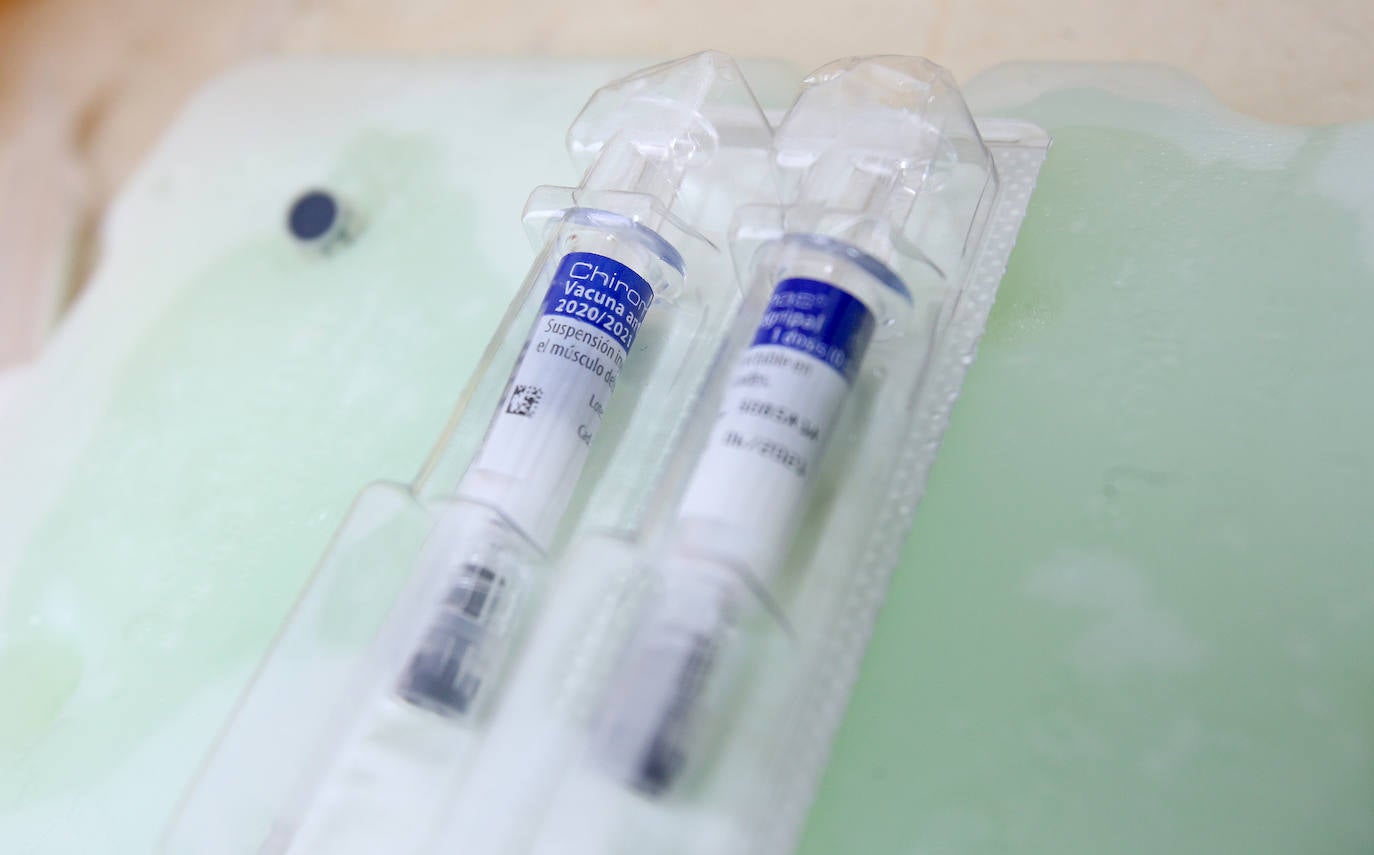 Paciente que acude a su centro de salud para ponerse la vacuna contra la gripe.
