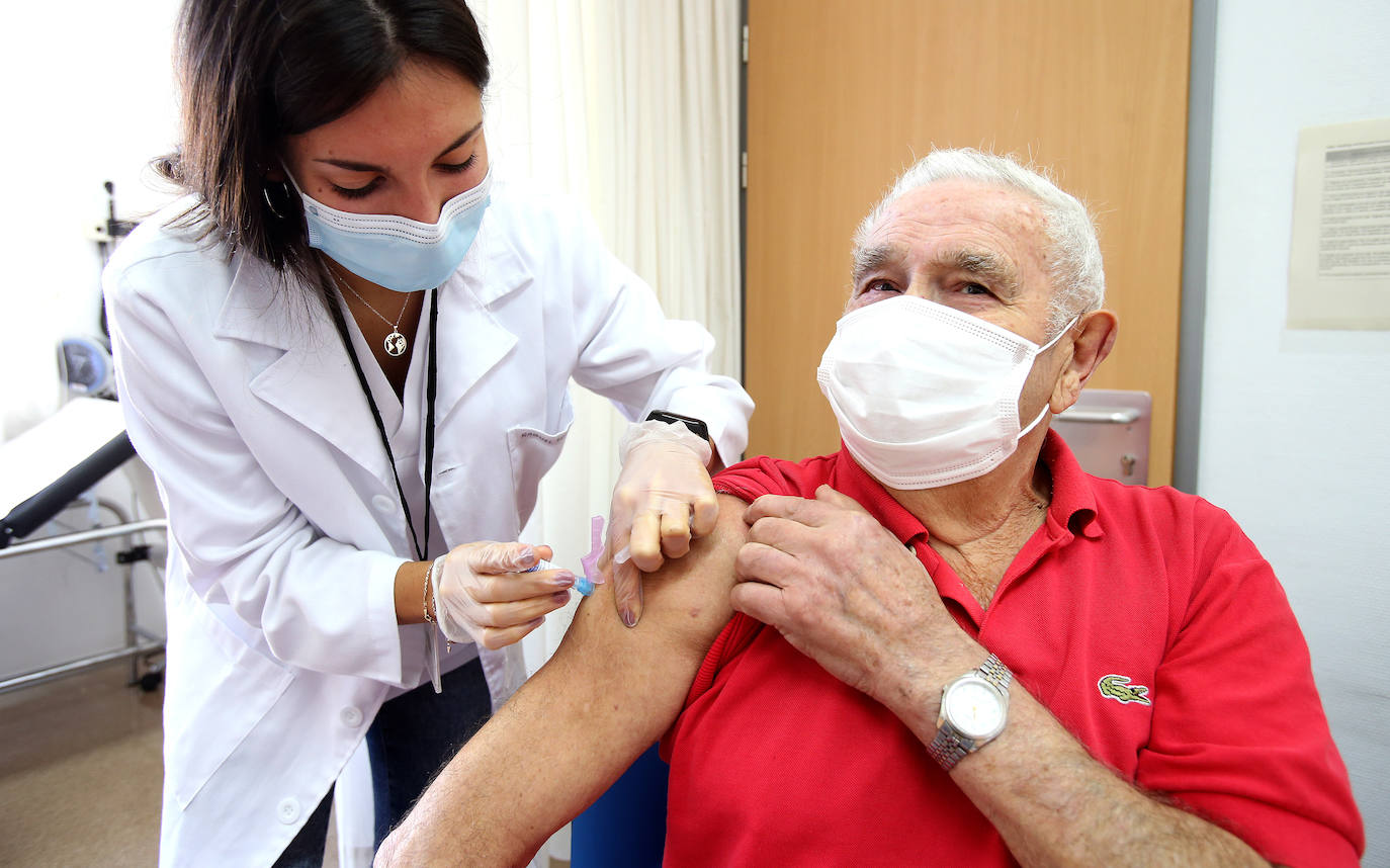 Paciente que acude a su centro de salud para ponerse la vacuna contra la gripe.