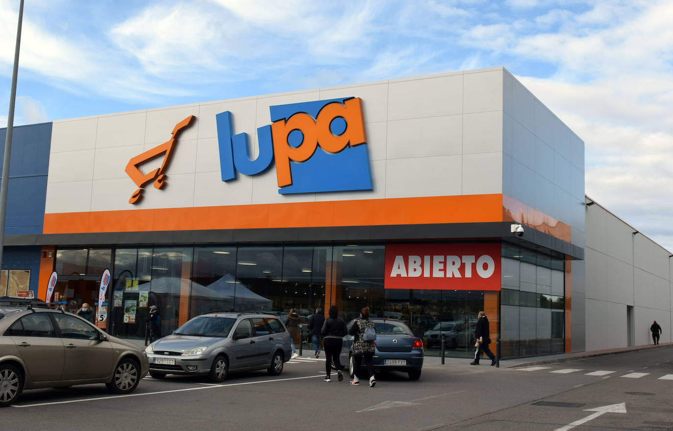 Amplia variedad de productos tras la inauguración del supermercado.