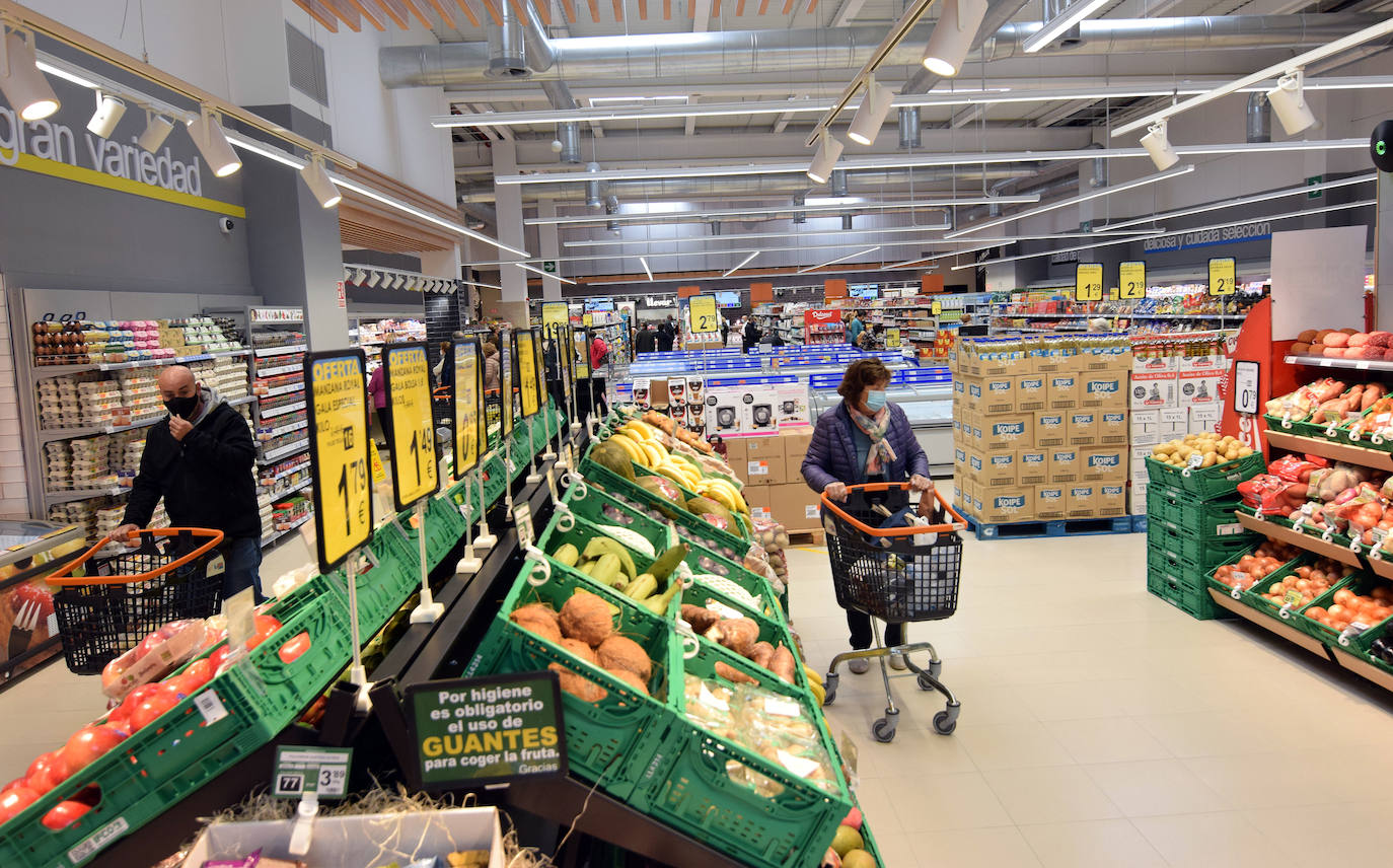 Amplia variedad de productos tras la inauguración del supermercado.