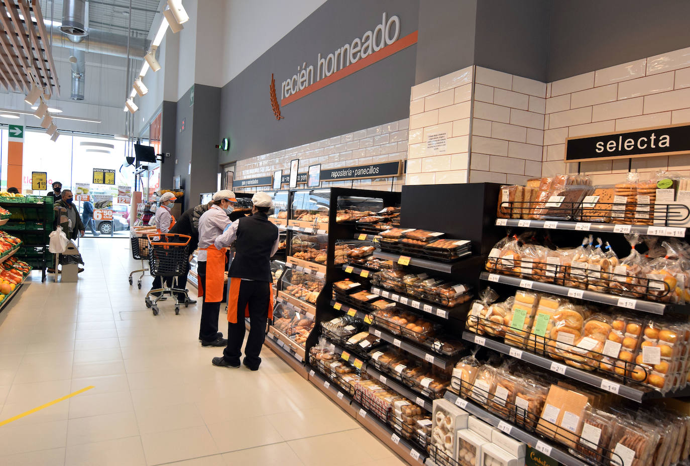 Amplia variedad de productos tras la inauguración del supermercado.