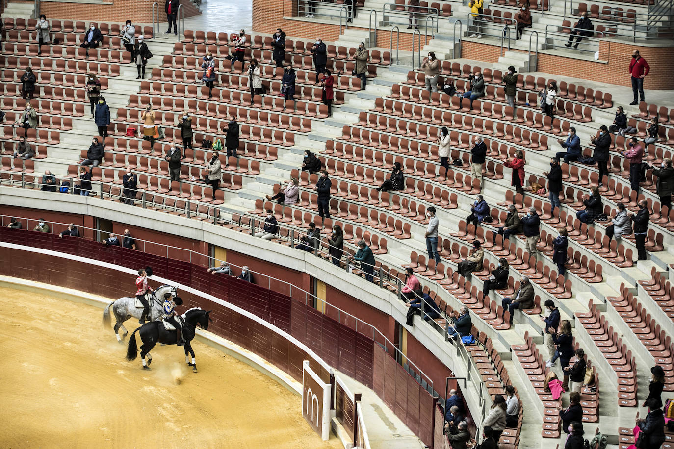 La plaza de toros de Logroño ha acogido la primera corrida de la Gira de la Reconstrucción en la capital riojana