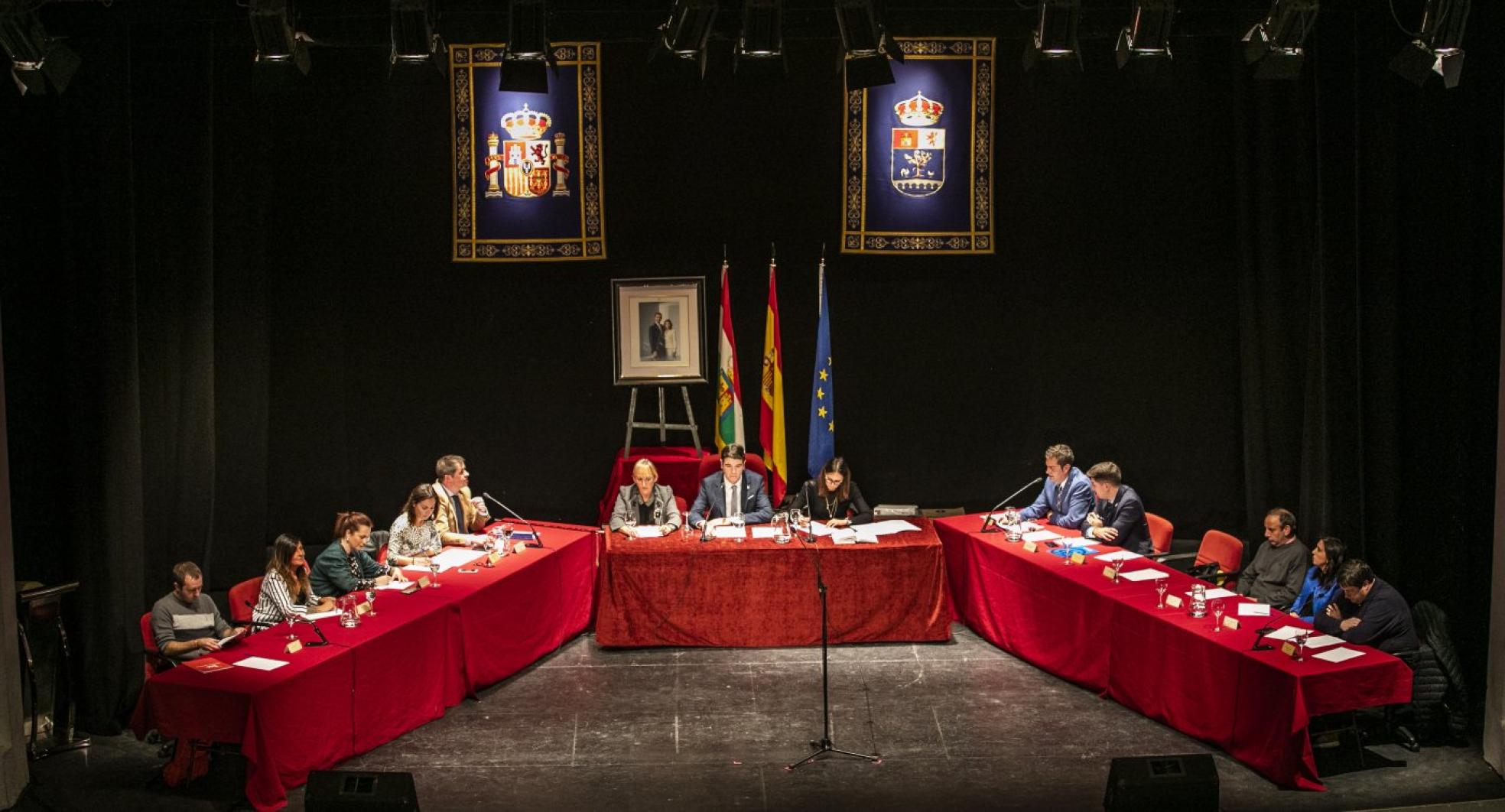 La Corporación calceatense, en el pleno de la moción de censura celebrado en el Teatro Avenida tal día como hoy, hace un año. 