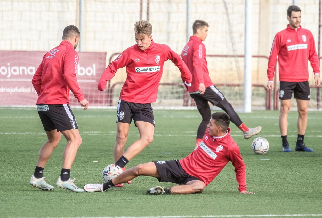  Leo Ruiz se lanza al césped para robar el balón a Paulino, en presencia de Ander Vitoria. 