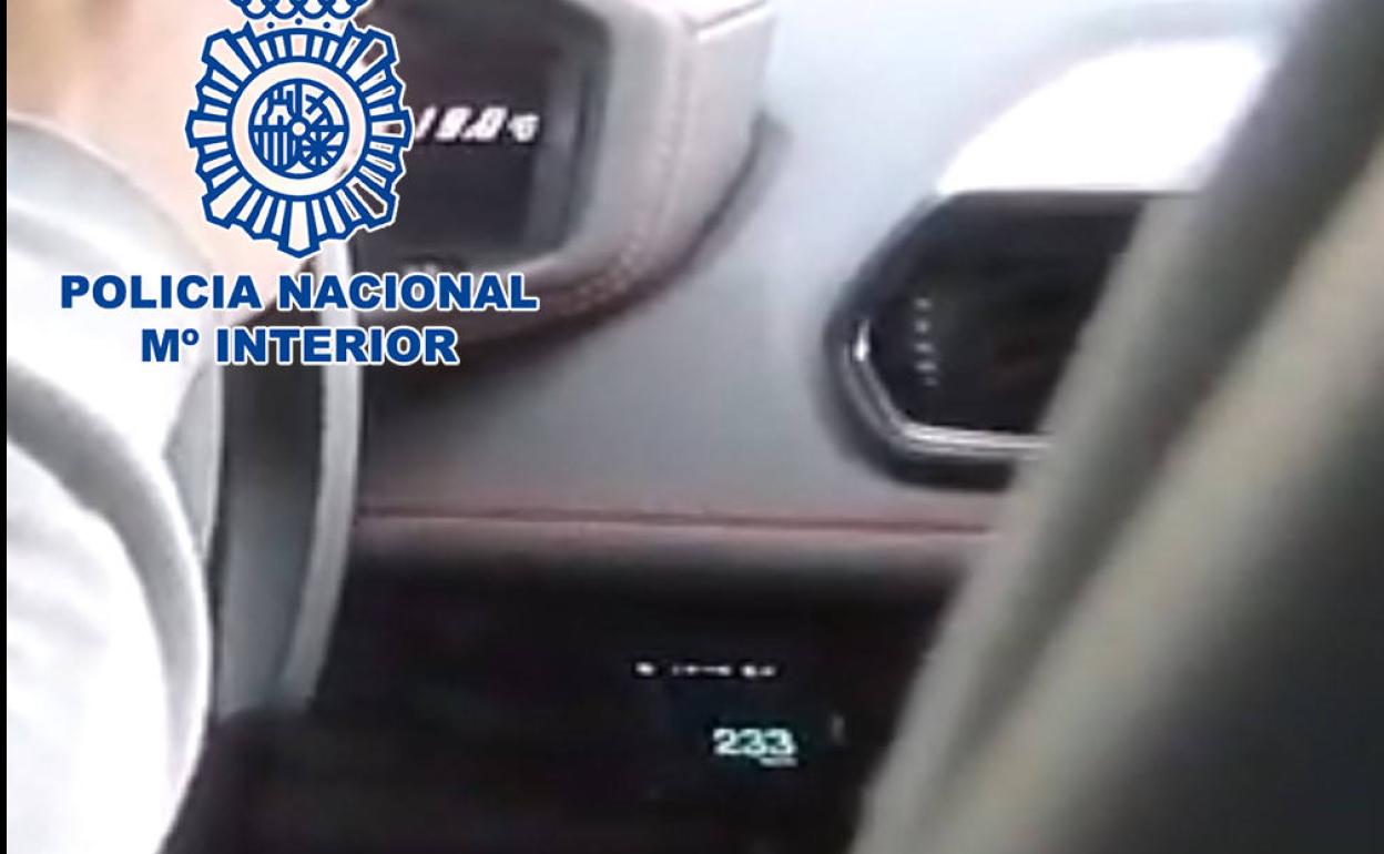 Detienen a un youtuber que se grabó conduciendo a 233 km/h