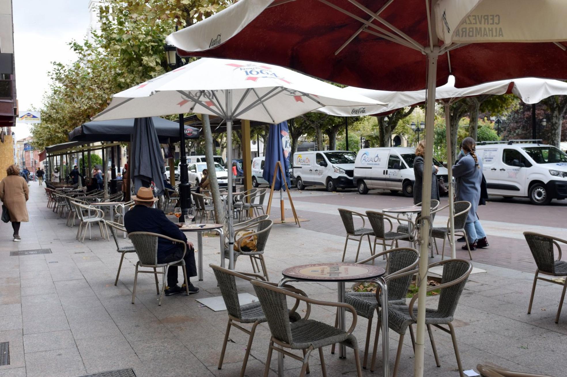 Imagen de una terraza medio vacía en el centro de Logroño. 