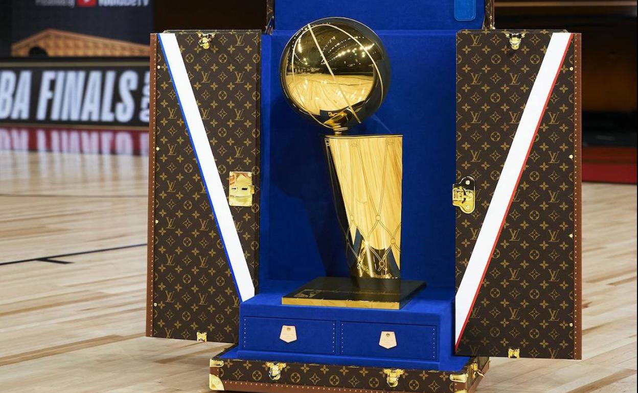 El trofeo de la NBA, guardado en un baúl de Louis Vuitton.