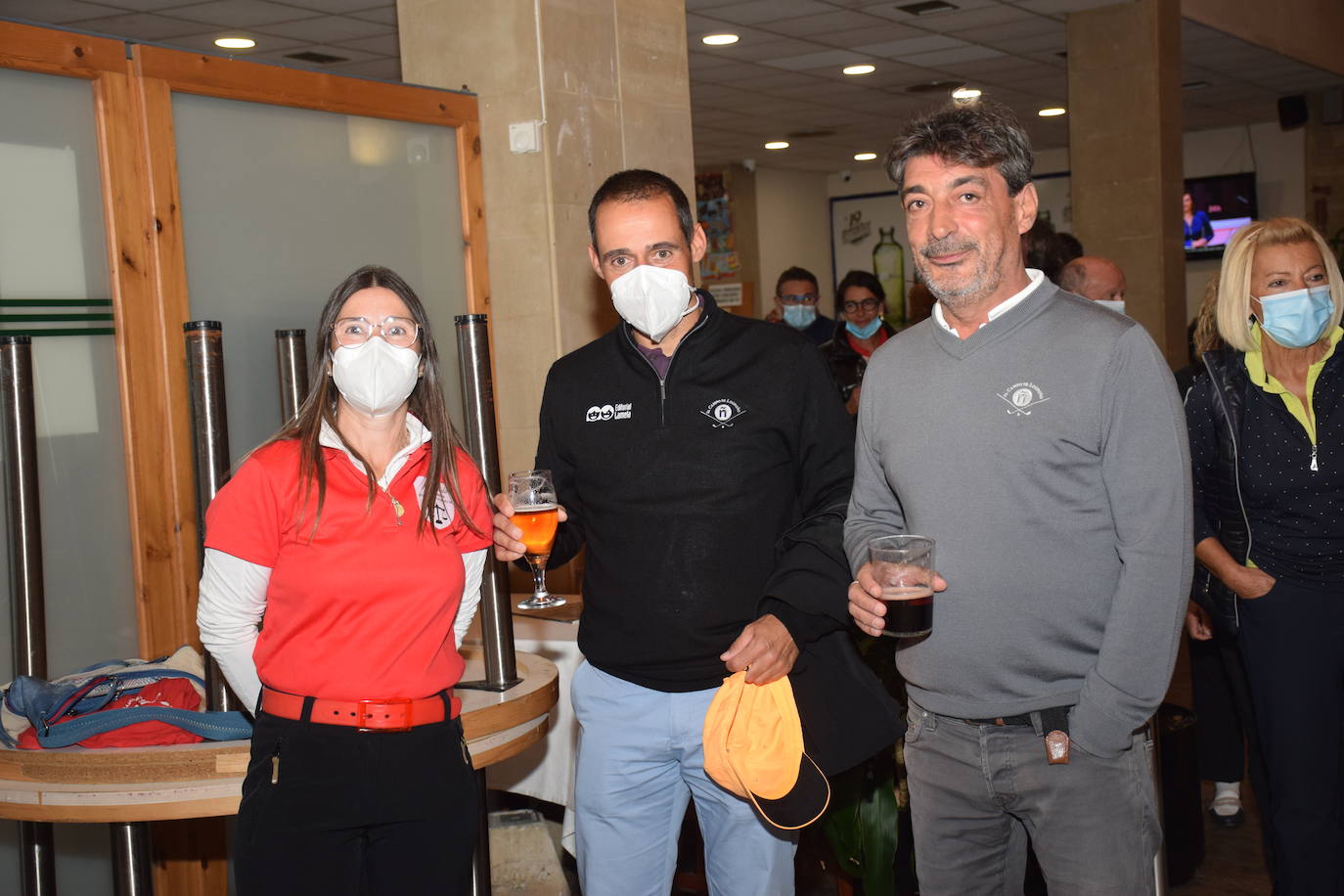 Los ganadores del Torneo de Bodegas Carlos Moro, de la Liga de Golf y Vino, recibieron sus premios.