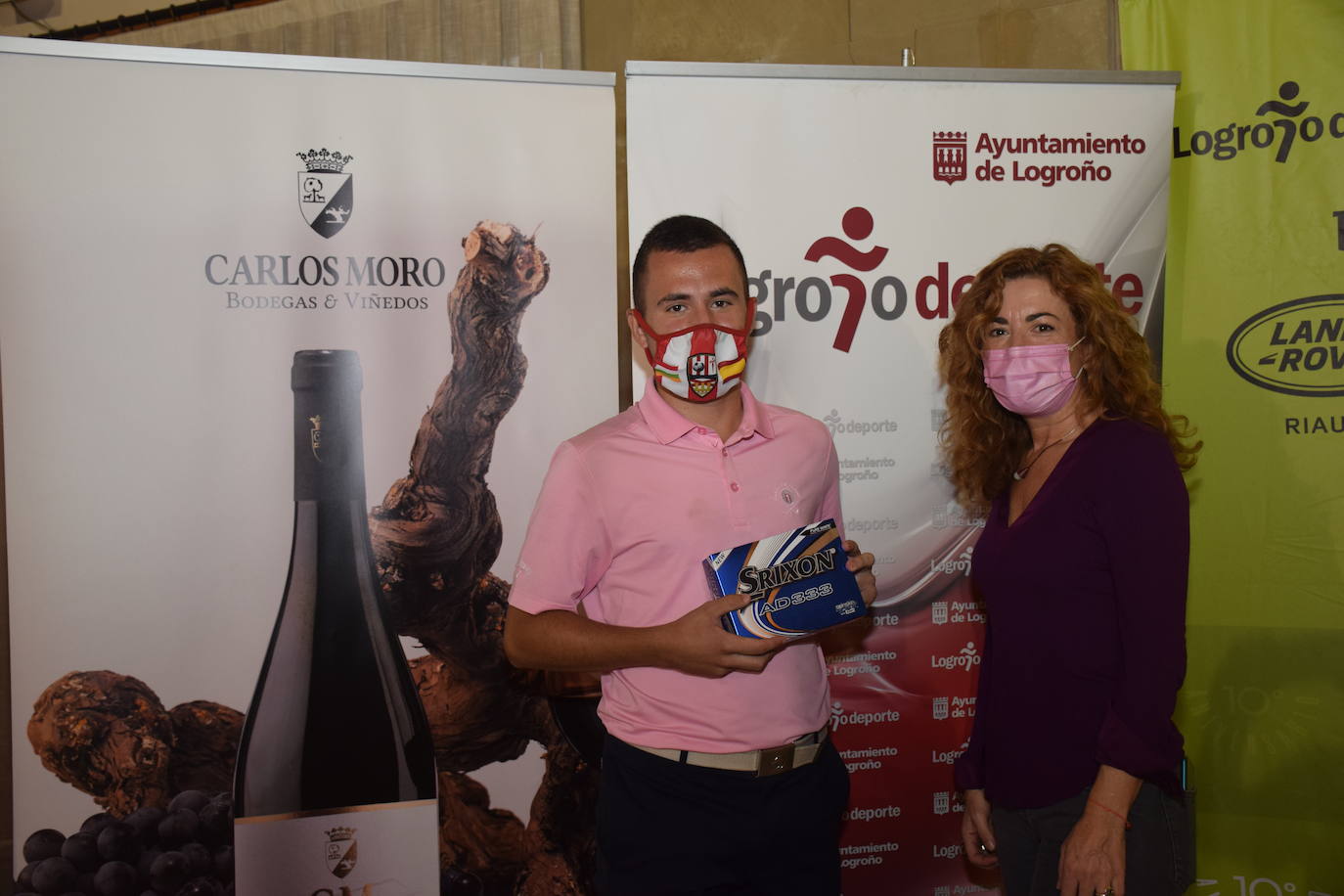 Los ganadores del Torneo de Bodegas Carlos Moro, de la Liga de Golf y Vino, recibieron sus premios.