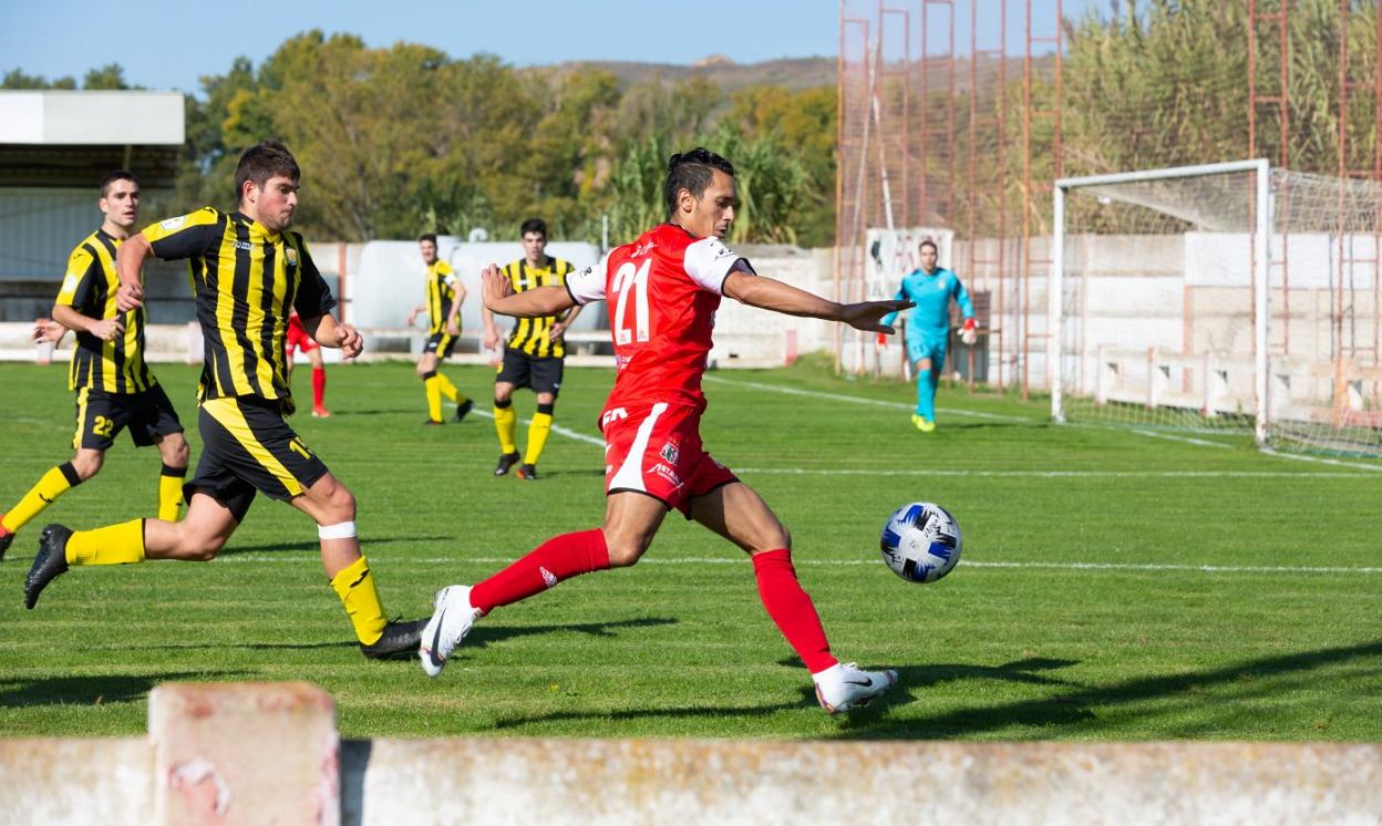 Naceur, a punto de centrar un balón ayer en el campo municipal de Varea, durante el partido ante el Vianés. 