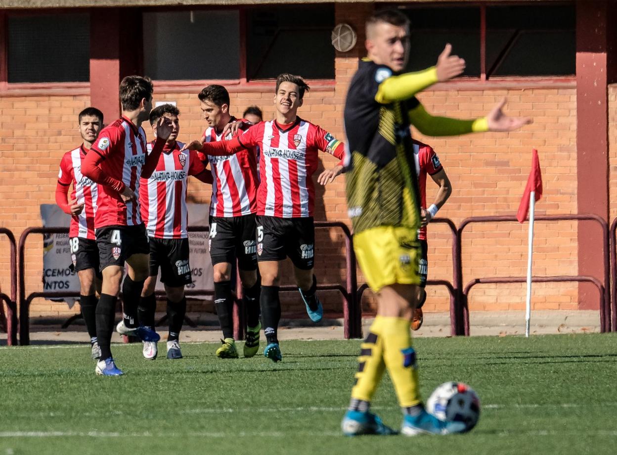 Los jugadores de la UD Logroñés B celebran su primer gol. 