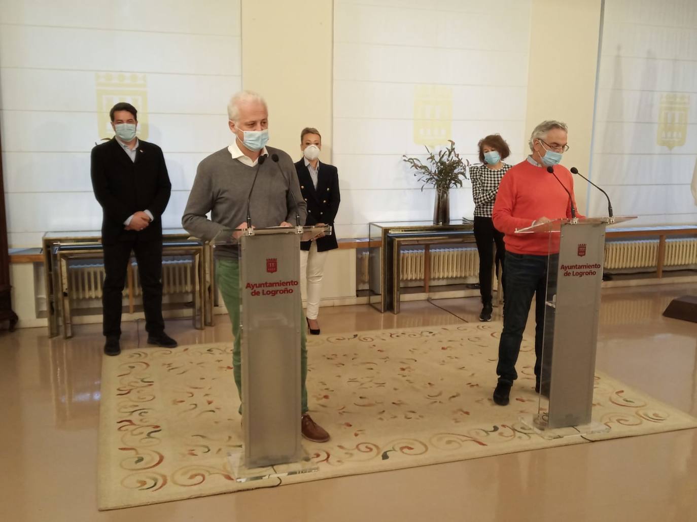 Ela lcalde, Pablo Hermoso de Mendoza, y y el presidente de la UPLI, esta mañana, durante el acto celebrado en el Ayuntamiento. Detrás, la directora, Amparo Castrillo. 