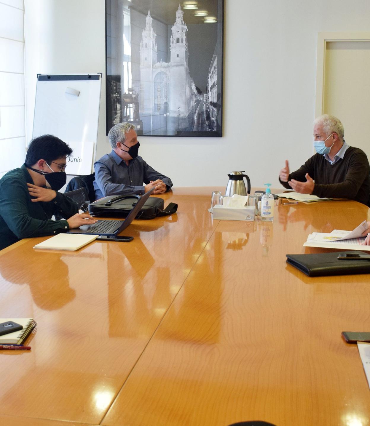 El alcalde (d.) conversa con miembros de la Hermandad. 