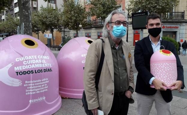 Instalación de los cuatro contenedores rosas de la campaña 'Recicla vidrio por ellas'.