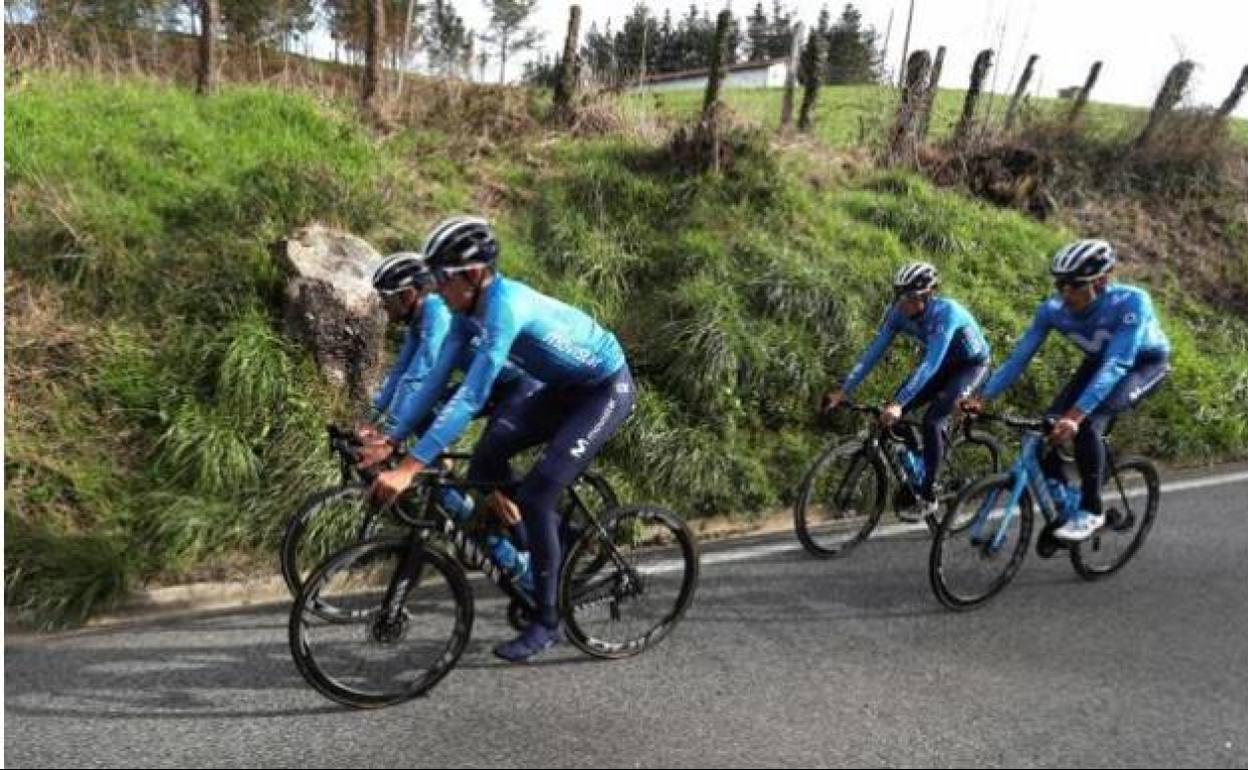 Ciclistas del Movistar, preparando su participación en la Vuelta. 