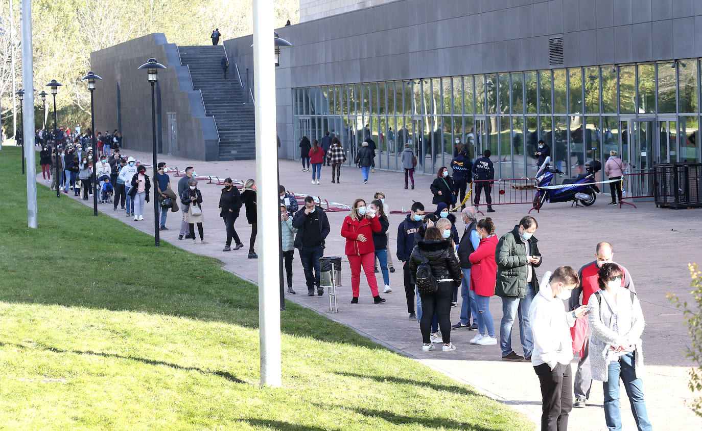 El cribado que se está realizando en Logroño para detecar asintomáticos por COVID-19 está generando largas colas desde el pasado viernes.