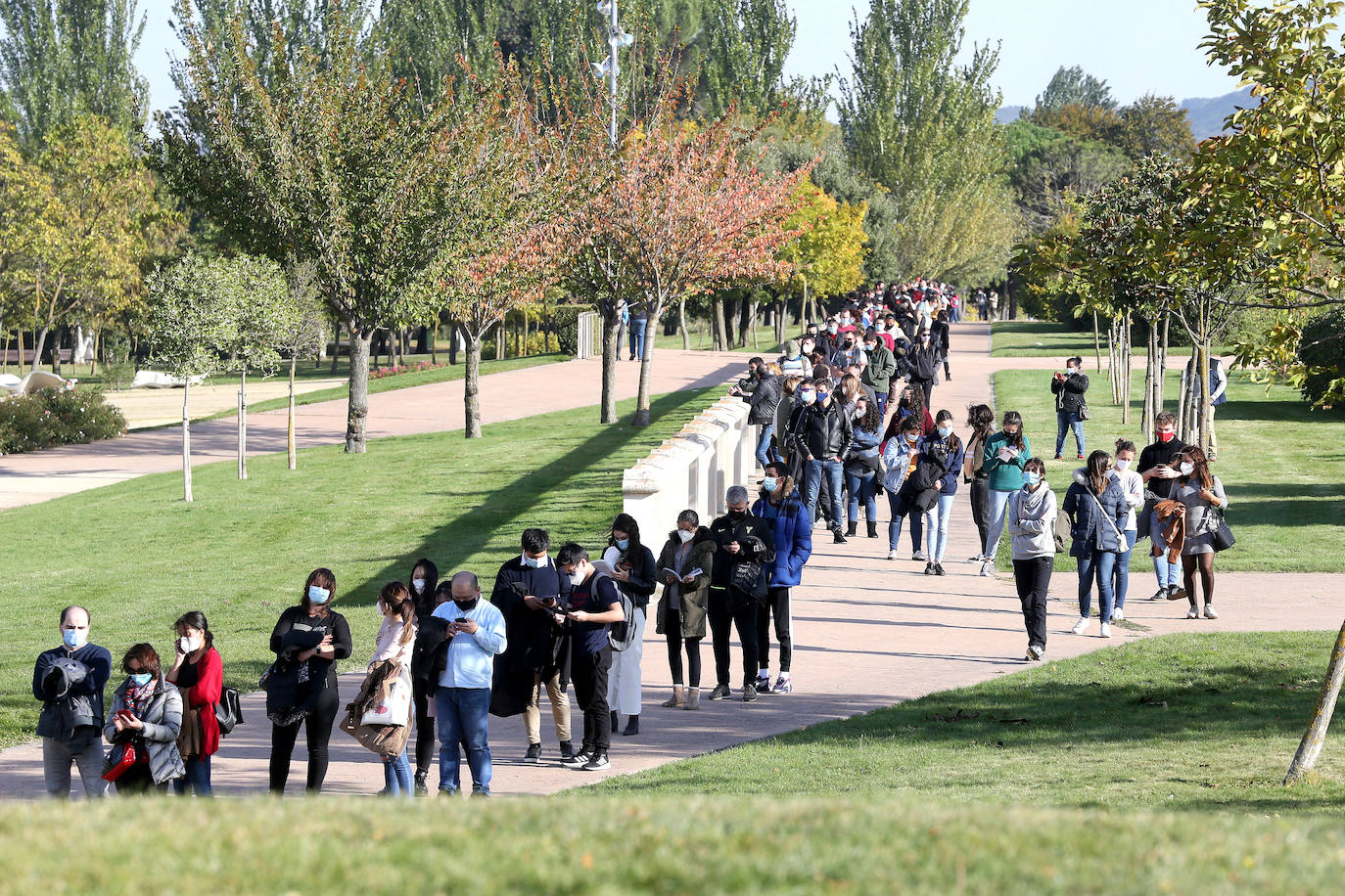 El cribado que se está realizando en Logroño para detecar asintomáticos por COVID-19 está generando largas colas desde el pasado viernes.