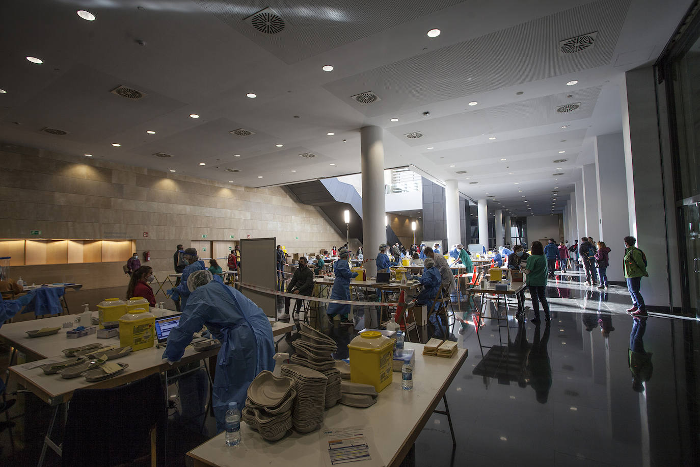 El cribado que se está realizando en Logroño para detecar asintomáticos por COVID-19 está generando largas colas desde el pasado viernes.