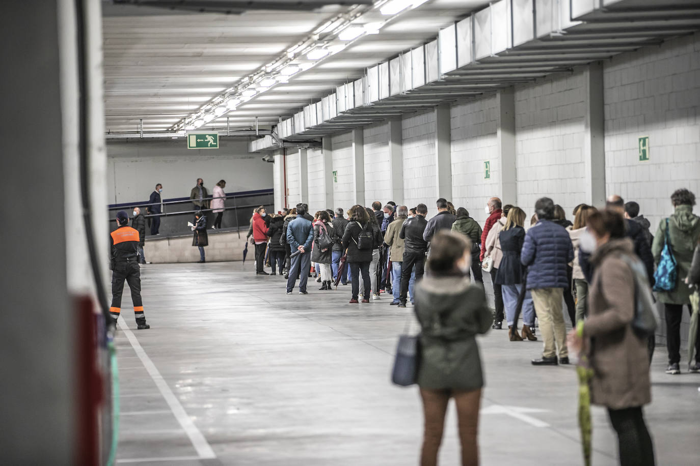 Filas de espera en el interior del aparcamiento del Riojafórum.