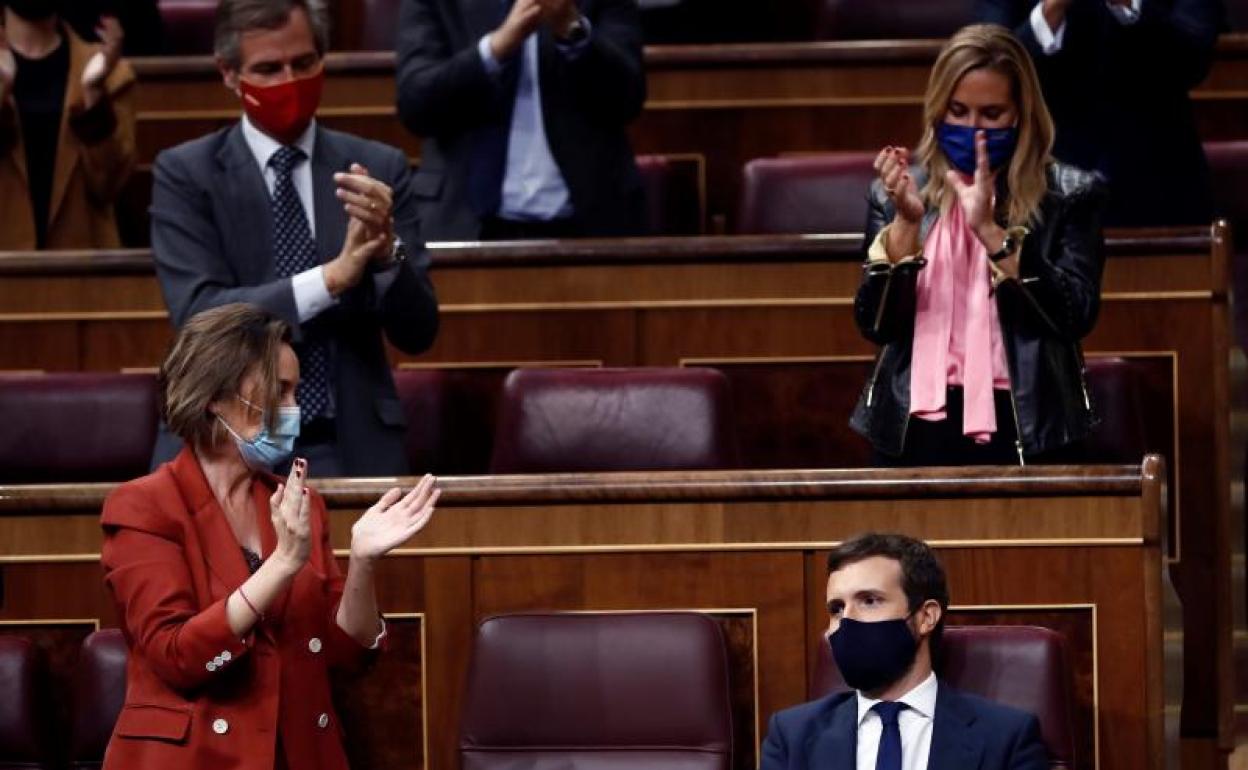 La bancada del PP aplaude a Casado tras su intervención. 