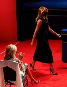 Imagen secundaria 2 - 1. Los hijos de Trump llegan al debate. / 2. Jill Biden, esposa del candidato demócrata, junto a la nieta de ambos. / 3. Melania Trump pasa ante Jill Biden.