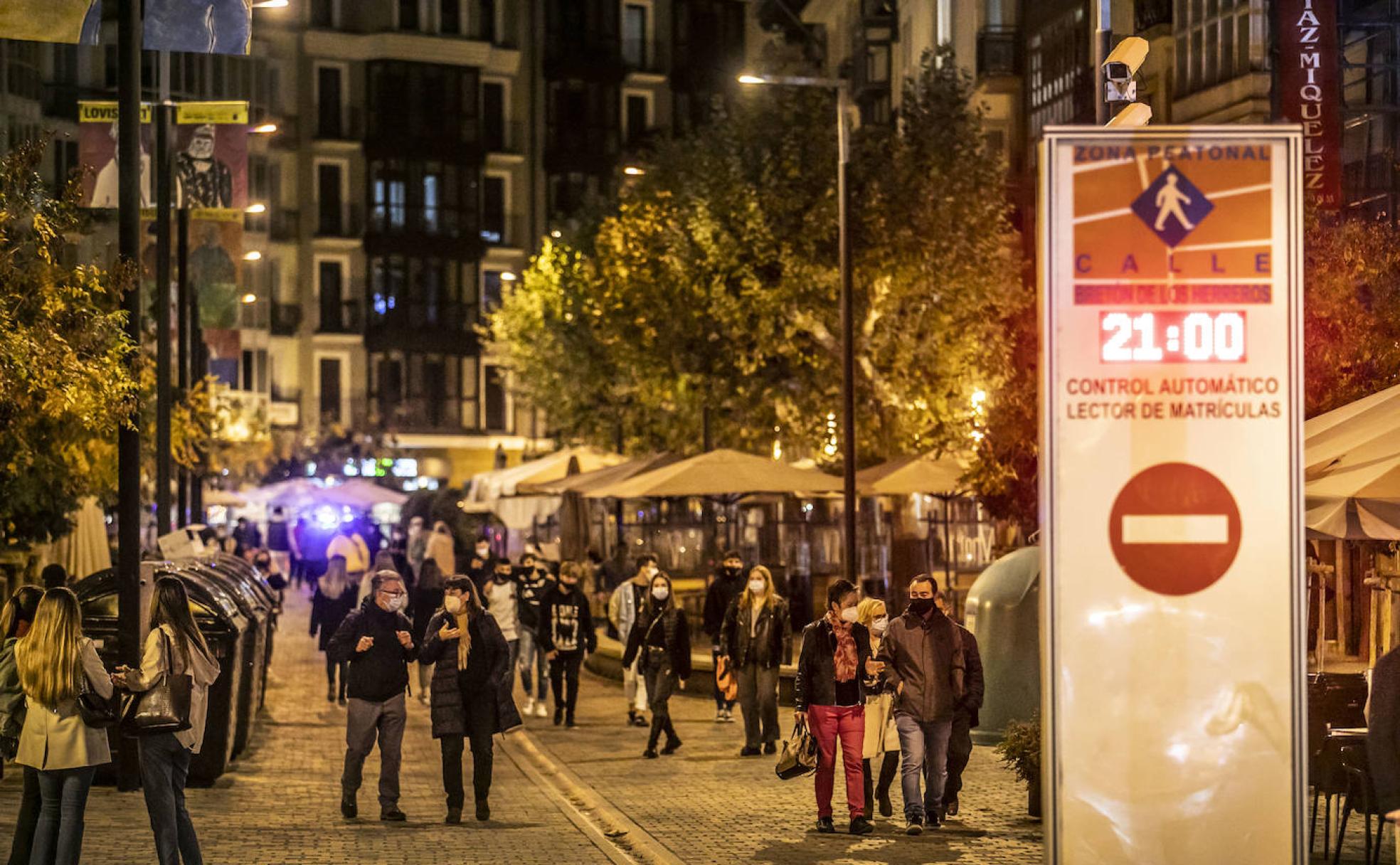 La gente abandona el centro del Logroño en el momento del cierre de los bares de Bretón y Laurel.