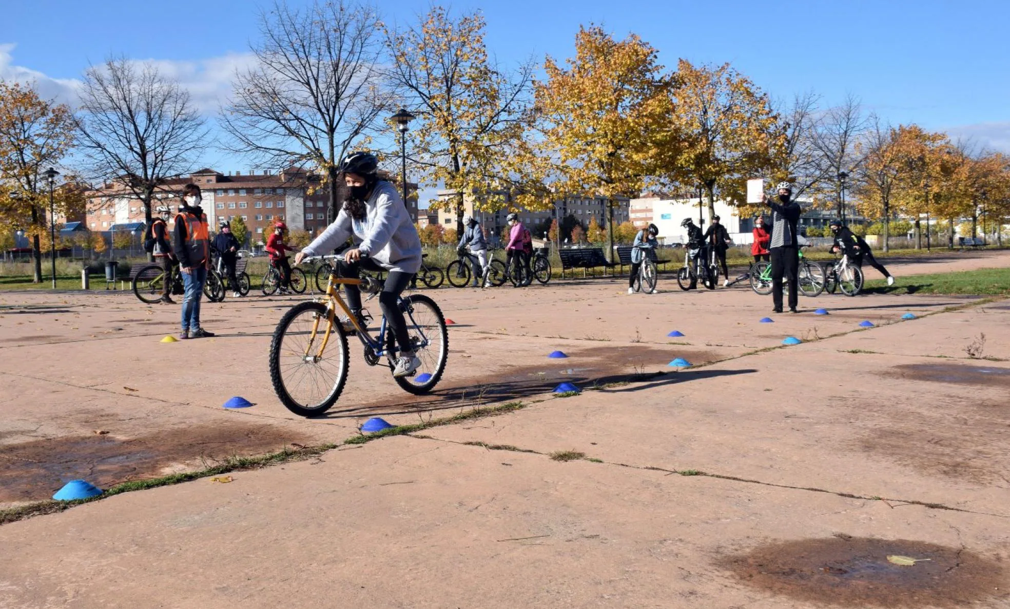 Prácticas de los alumnos en el parque de La Ribera, antes de salir a practicar en el tráfico de la ciudad. 