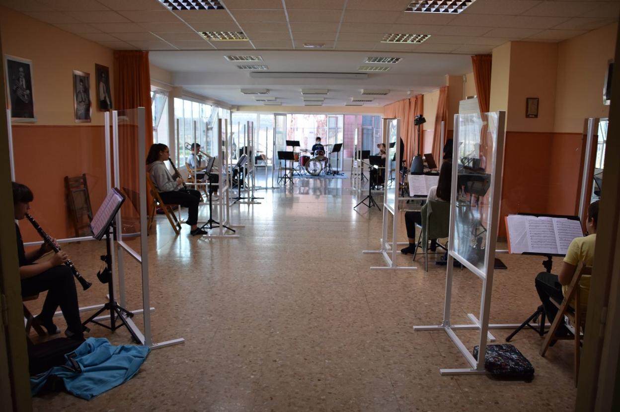 Mamparas y amplitud durante una clase de la banda juvenil de la EMMAE de Calahorra, el viernes. 