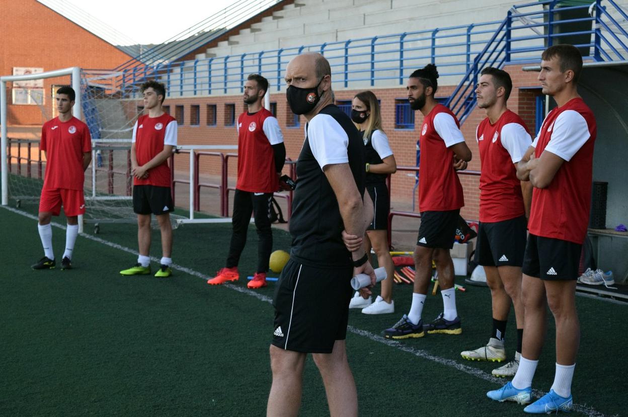 Aguilá y los jugadores de la SDL durante uno de los entrenamientos de pretemporada en Prado Viejo. 
