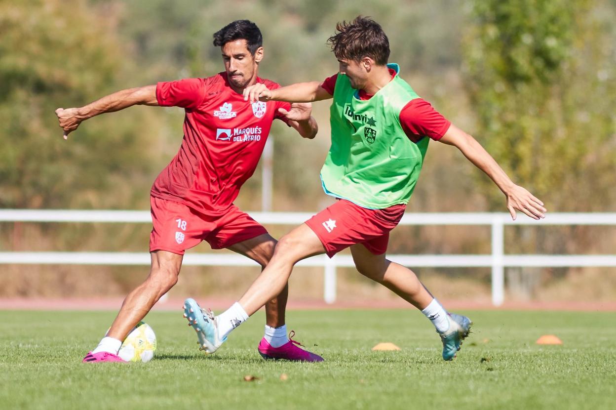 Rayco recorta a Cristian en un entrenamiento. 
