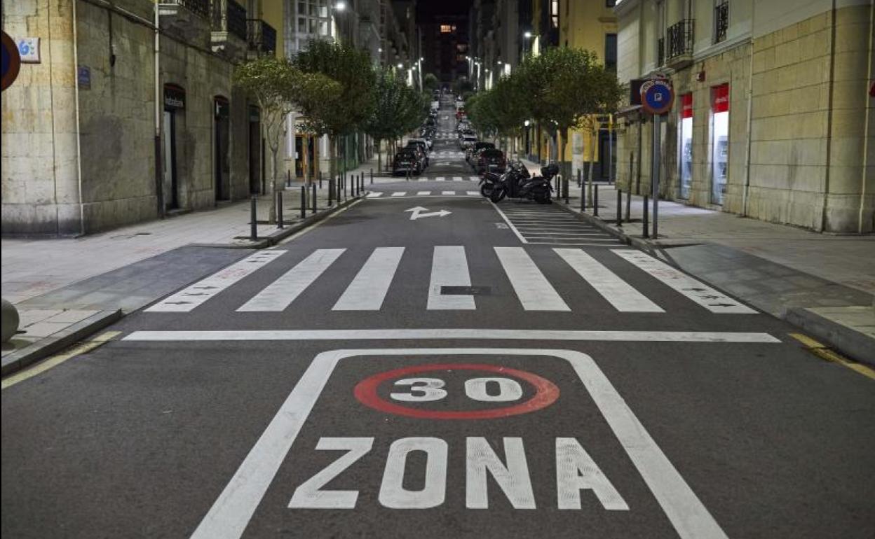 Una calle desierta en Santander. 