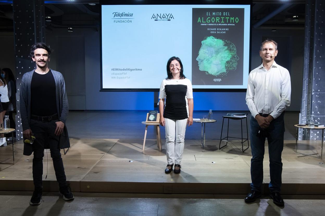 Idoia Salazar y Richard Benjamins, en la presentación de su libro 'El mito del algoritmo'. 