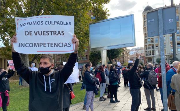 Dos centenares de personas se concentran en Murrieta y en el Parlamento en protesta por el cierre de los bares