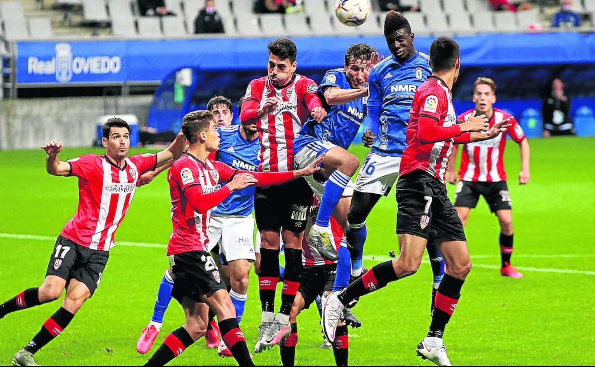 Obeng, que marcó el segundo gol del Oviedo, se eleva por encima del resto de jugadores, incluidos los de la UD Logroñes.