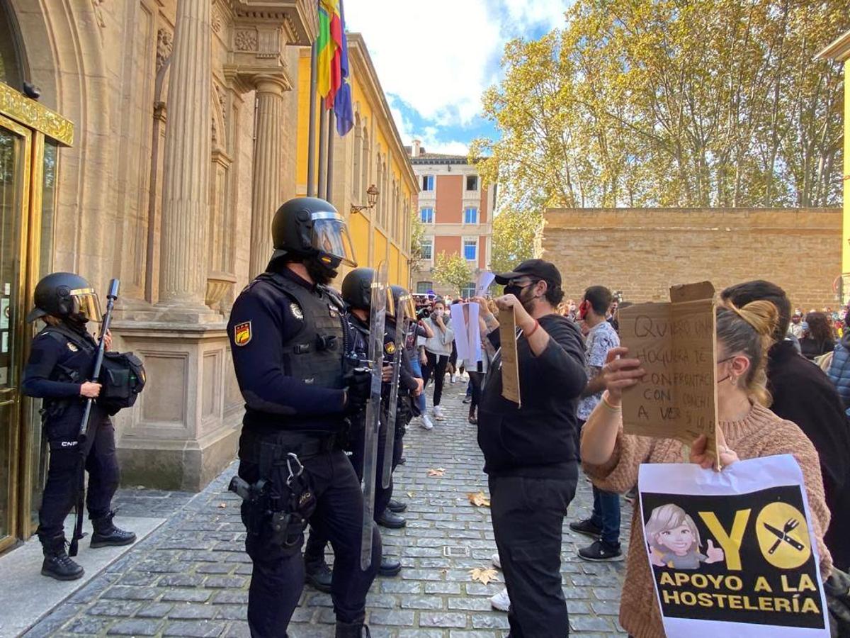 Doscientas personas se han concentrado este miércoles para protestar por el cierre de los establecimientos hosteleros en Logroño y Arnedo